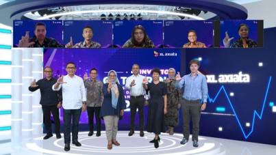 (ki-ka bawah) Direktur & Chief Technology Officer XL Axiata, I Gede Darmayusa, Direktur & Chief Finance Officer XL Axiata, Budi Pramantika, Head of Investment Banking Capital Market PT BRI Danareksa Sekuritas, Edwin Sukri, dan jajaran.